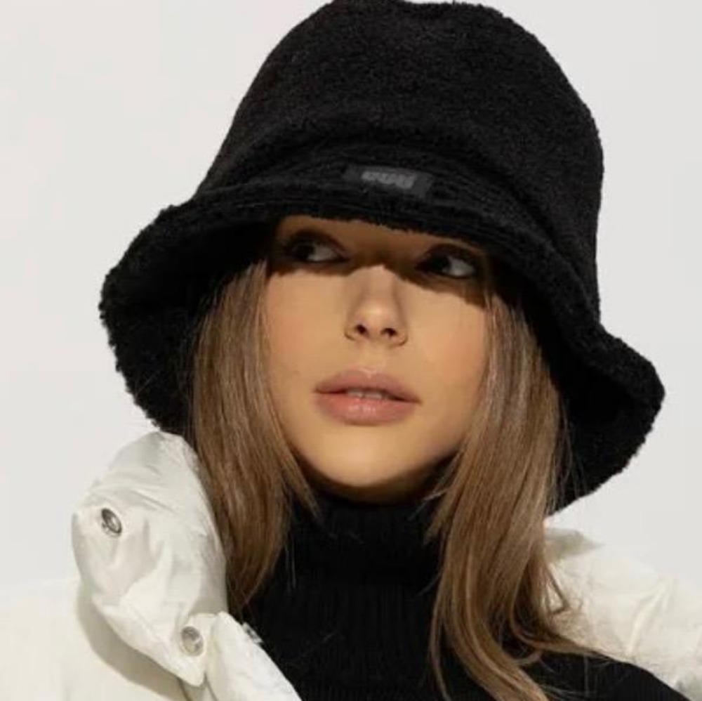 NWOT UGG black reversible sherpa bucket hat